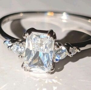 Ladies Elegant 925 Sterling Silver Ring Sz 5